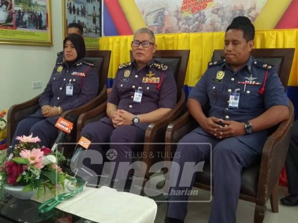 Mohammad Hamdan (tengah) pada sidang media di Ibu Pejabat JBPM Perak, hari ini.