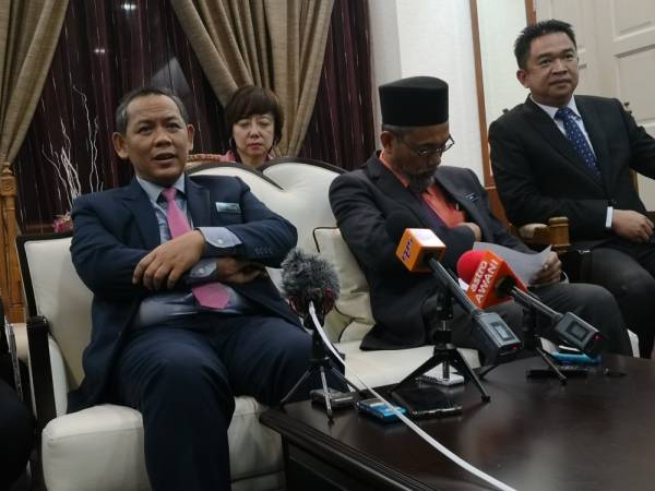 Aminuddin (kiri) pada sidang media.