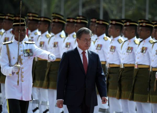 Presiden Korea Selatan Moon Jae-in memeriksa kawalan kehormatan utama pada sambutan negara di Dataran Parlimen hari ini. -Foto Bernama