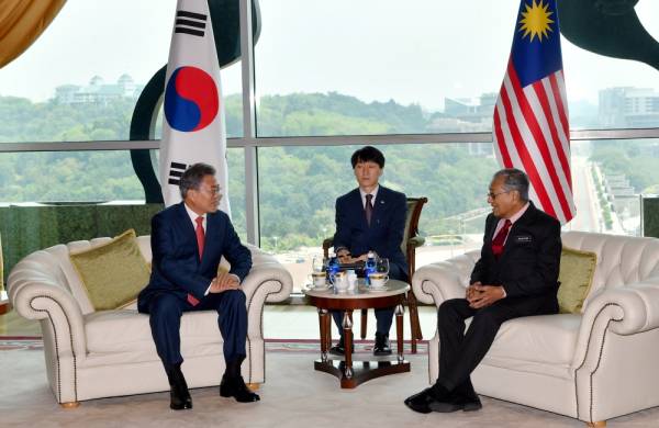 Tun Dr Mahathir Mohamad (kanan) bersama Moon Jae-in (kiri) semasa menerima kunjungan Presiden Korea Selatan itu di pejabatnya di Perdana Putra hari ini. -Foto Bernama
