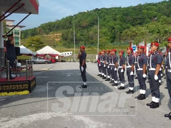 Mohammad Hamdan menerima tabik hormat daripada anggota JBPM Perak.