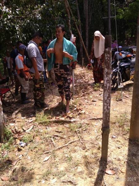 Mangsa (tengah) ditemui orang kampung ketika sedang mandi sungai di Kampung Air Musang, Gerik pada jam 2.30 petang semalam