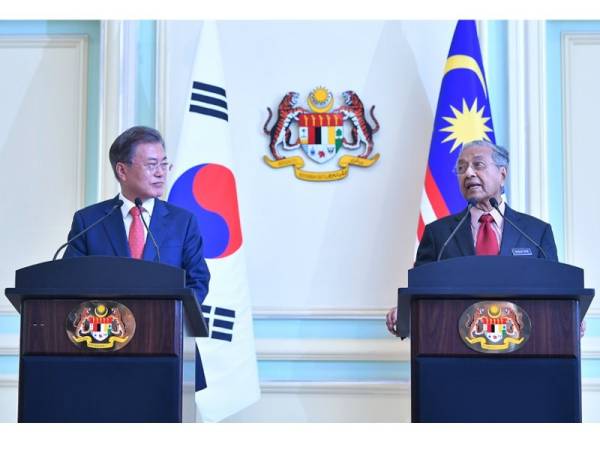 Tun Dr Mahathir (kanan) bersama Presiden Korea Selatan Moon Jae-in ketika sidang media di Perdana Putra hari ini. - Foto Bernama