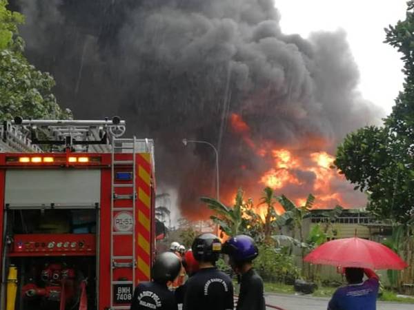 Api di lokasi kejadian sedang marak.