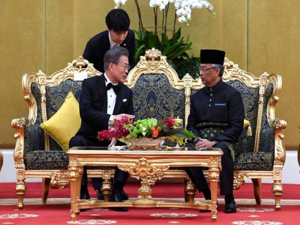 Al-Sultan Abdullah bersama Moon Jae-in pada Majlis Santapan Negara bagi meraikan Presiden Korea Selatan itu dan isteri Kim Jung-sook di Istana Negara malam ini. - Foto Bernama