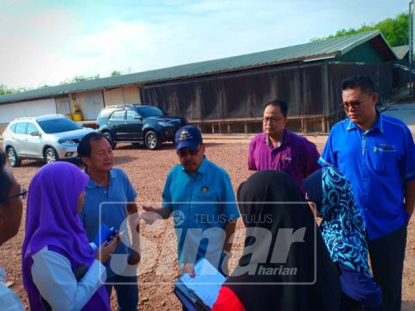 Mahadon (tengah) bersama Dr Aida (dua, kiri) ketika mengadakan pemeriksaan di salah sebuah ladang ayam di Tangkak. 