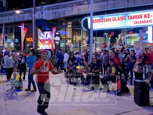 Kumpulan buskers yang ahlinya daripada OKU penglihatan menjadikan jalanan sebagai platform meraih pendapatan dengan menyajikan persembahan memukau bukan sekadar meraih simpati. 