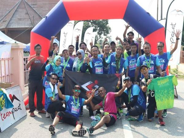 Sebahagian peserta Pasir Salak Half Marathon 2019 bergambar selepas tamat larian - Foto Ihsan Penganjur