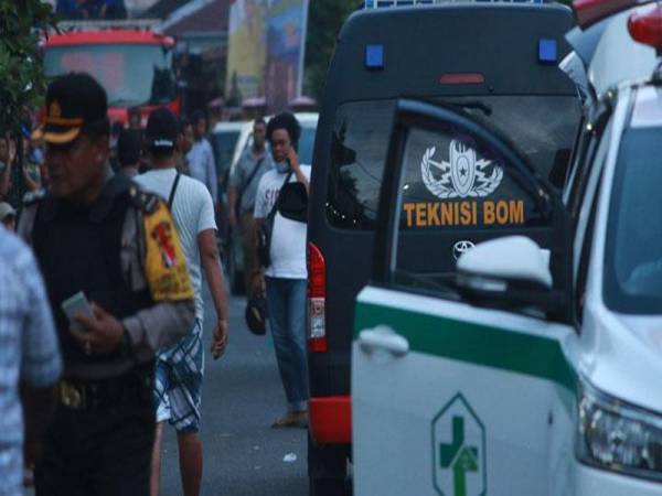 Polis tiba di kawasan kejiranan Husain atau Abu Hamza di Sibolga.