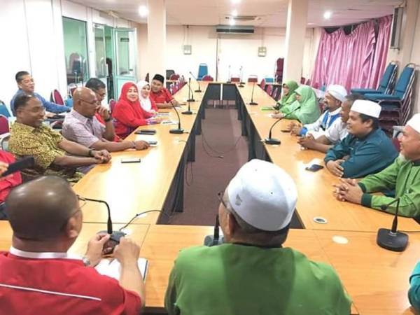 Pimpinan UMNO dan Pas mengadakan pertemuan rasmi buat kali pertama di Pejabat Pas Perak, malam tadi. - Foto FB MOHD AKMAL KAMARUDDIN