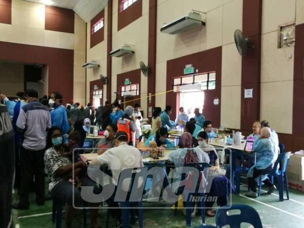 Suasana di Dewan Komuniti Taman Pasir Putih, Pasir Gudang sekitar jam 11 pagi.