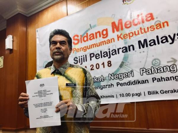 Dr Tajuddin menunjukkan laporan keputusan SPM 2018 bagi negeri Pahang pada sidang medianya hari ini.