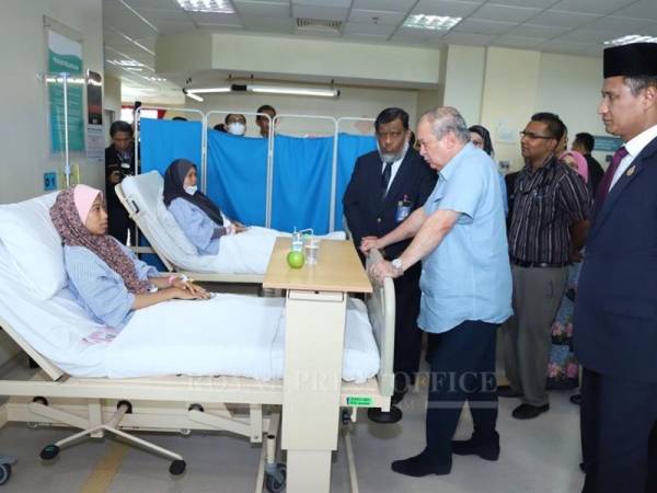 Sultan Johor berkenan melawat mangsa di HSI. - Foto: Royal Press Office