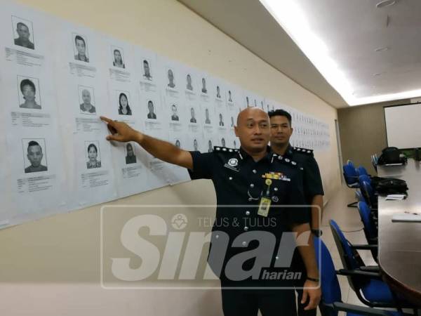 Fazlysham (depan) menunjukkan sebahagian daripada 115 individu dikehendaki.