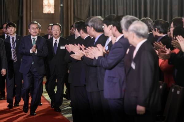 Presiden Korea Selatan Moon Jae-in ketika hadir pada Forum Perniagaan Malaysia-Korea pada hari ketiga sesi lawatan negara ke Malaysia di sebuah hotel hari ini. -Foto Bernama