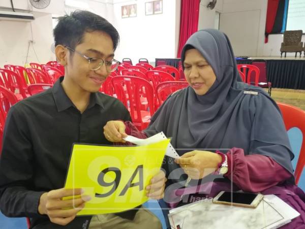 Muhammad Afwan Syahmi bersama ibunya, Zainab Omar, 55, gembira dengan keputusan cemerlang 9A yang diperoleh sekali gus menjadi pelajar terbaik SMK Puncak Alam.