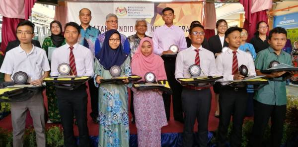 Mohd Rosli (belakang empat, kiri) bersama pelajar cemerlang SPM 2018.