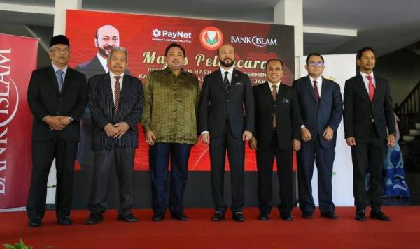 Mukhriz (empat, kanan) bersama tetamu kenamaan yang hadir program pelancaran kempen.