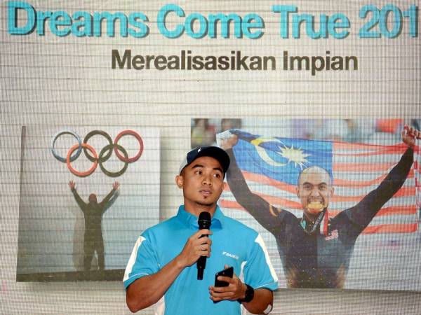 Mohd Azizulhasni berucap ketika hadir pada Majlis 'Dream Come True 2019' di SACC Mall Shah Alam hari ini. - Foto Bernama