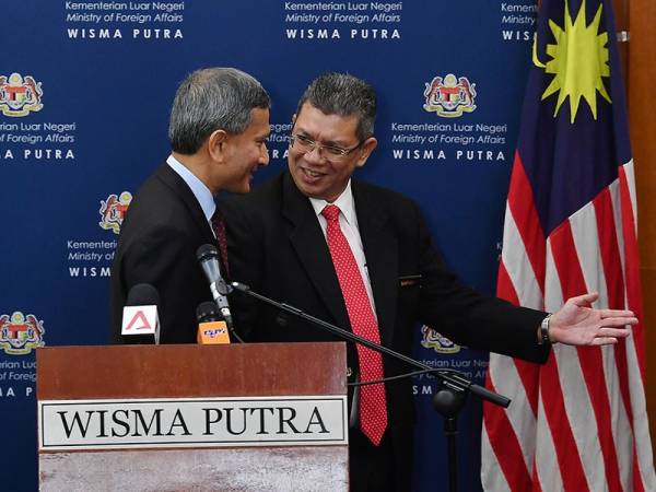 Menteri Luar Datuk Saifuddin Abdullah (kanan) bersama rakan sejawatnya dari Singapura Vivian Balakrishnan (kiri) selepas sidang media bersama di Wisma Putra hari ini. - Foto Bernama