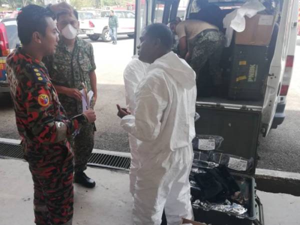 Anggota CBRN dan anggota HAZMAT menbuat tinjauan di kawasan terlibat.