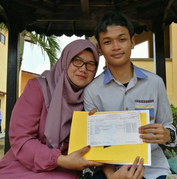 Muhammad Nor Iqmal berkongsi kejayaannya memperoleh 9A dalam SPM bersama ibunya, Che Hasnah.