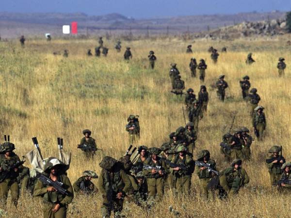 Tentera Israel melakukan latihan ketenteraan berhampiran Bukit Golan, berhampiran Syria.
