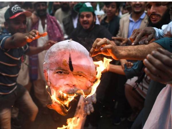 Penunjuk perasaan Pakistan membakar poster Perdana Menter India, Narendra Modi susulan ketengangan di wilayah Kashmir. 