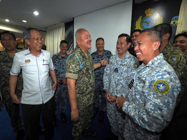 Zulkifli (depan dua, kiri) beramah mesra bersama sebahagian TPA M-13 selepas Majlis Sambutan Kepulangan dan Pembubaran TPA M-13 di Pengkalan Udara Udara Subang, hari ini. - Foto Bernama