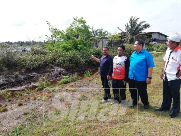 Dari kiri: Abdul Majid, Abdul Rashid dan Zainulzabha menunjukkan keadaan tong dari luar sebuah stor simpanan di Kampung Parit Pak Intan.