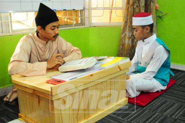 Khaer Farish (kanan) mengulang bacaan al-Quran.