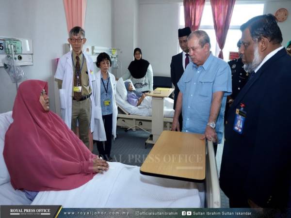 Sultan Ibrahim semasa melawat sebahagian mangsa sisa bahan kimia berbahaya di HSI. 