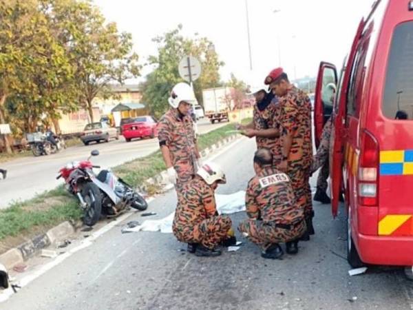 Anggota bomba dari Balai Bomba dan Penyelamat Gopeng memberi bantuan kepada mangsa kemalangan sebelum diserahkan kepada polis, hari ini. FOTO: PEMBACA