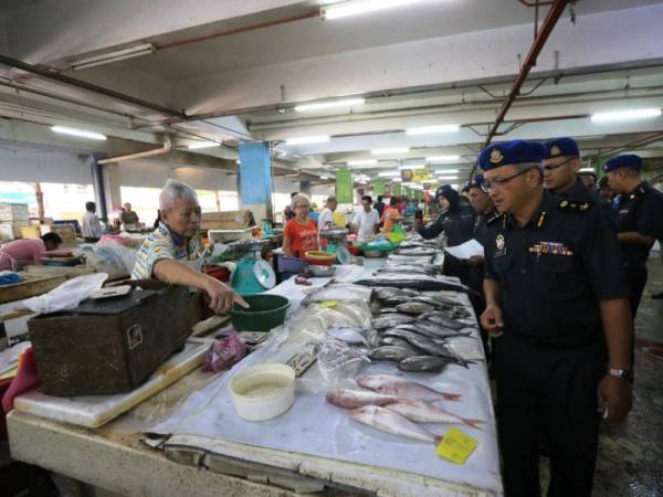 Khalid ketika membuat pemeriksaan penandaan harga di Pasar Besar Ipoh.