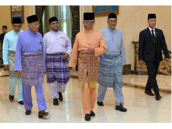 Al-Sultan Abdullah berkenan menunaikan Solat Jumaat di Surau Utama Istana Negara hari ini. - Foto Bernama