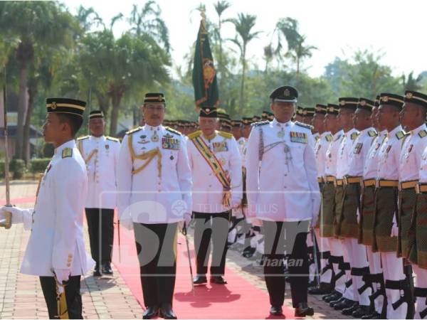 Mohd Khalil (tengah) ketika memeriksa perbarisan sempena merasmikan Persidangan Pertama Penggal Kedua DUN Ke-14 di Seri Negeri Ayer Keroh, hari ini.