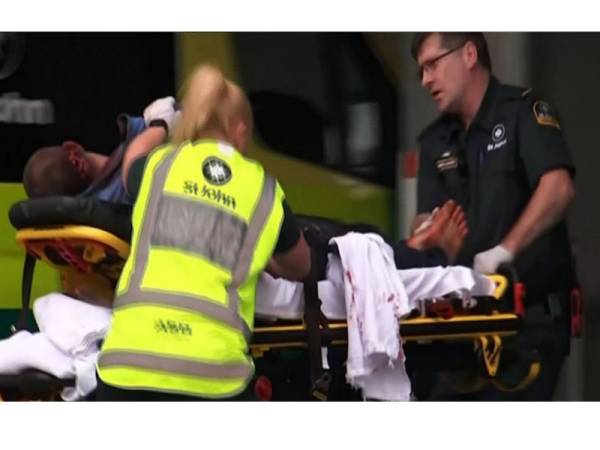 Mangsa tiba di hospital untuk mendapat rawatan susulan insiden tembakan di dua masjid di bandar Christchurch hari ini. - FOTO AFP