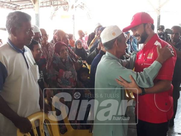 Mukhriz sempat bertanya khabar seorang penduduk sebelum program bersama komuniti perikanan Kuala Jerlun di Jeti Kuala Jerlun bermula.