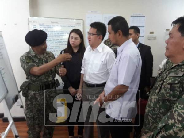 Chin Tong (tiga, kiri) diiringi Sahruddin (empat, kiri) ketika melawat pusat rawatan awal pencemaran toksik Sungai Kim Kim di Stadium Majlis Perbandaran Pasir Gudang, di sini hari ini.