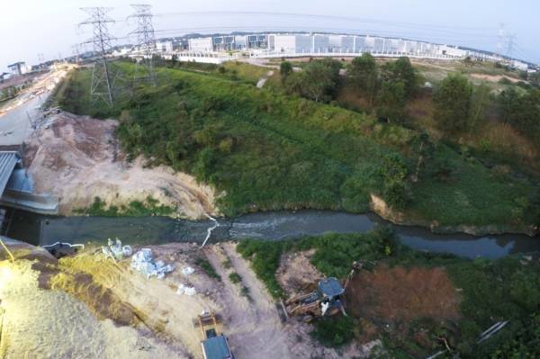 Lokasi insiden bermulanya pencemaran ekoran pembuangan sisa kimia oleh pihak yang tidak bertanggungjawab di Sungai Kim Kim dekat Pasir Gudang, hari ini. - Foto Bernama