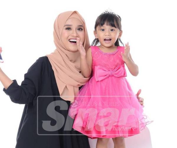 Aishah bersama anak istimewanya, Aleesya yang sentiasa ceria 