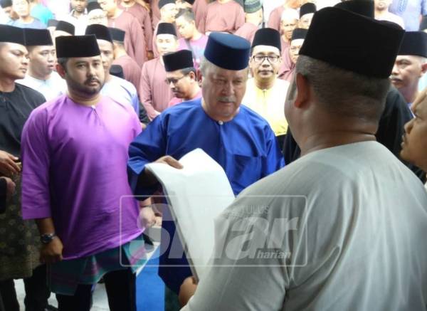 Sultan Ibrahim menerima memorandum berkaitan usul oleh GSJ yang disampaikan Mohamad Salleheen di pekarangan Masjid Jamek Chaah, Segamat.