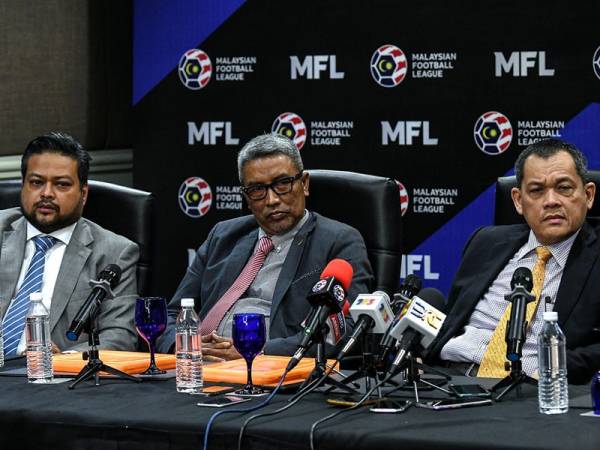 Ahli Lembaga Pengarah Liga Bolasepak Malaysia (MFL) Datuk Hamidin Mohd Amin (kanan) ketika sidang media khas selepas mempengerusikan mesyuarat bersama Ahli-Ahli Lembaga Pengarah MFL hari ini. - Foto Bernama