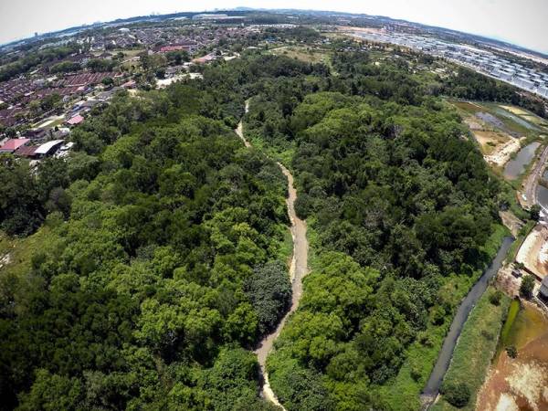 Tinjauan dari udara di Sungai Kim Kim yang tercemar oleh sisa kimia akibat pembuangan haram oleh pihak yang tidak bertanggungjawab dekat Pasir Gudang, hari ini. - Foto Bernama