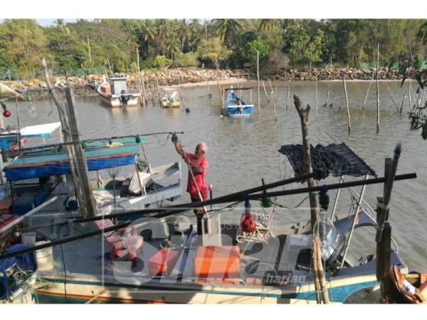 Nelayan sedang bersiap sedia untuk turun ke laut.