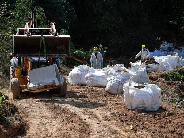 Pasukan perbersih giat melakukan kerja pembersihan bahan kimia yang masuk hari kedua di kawasan insiden pencemaran di Sungai Kim Kim dekat Pasir Gudang, hari ini. - Foto Bernama