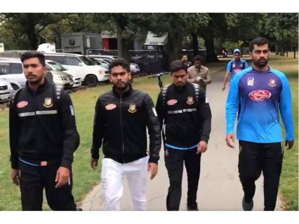 Pasukan kriket Bangladesh terselamat daripada menjadi mangsa insiden tembakan masjid di Christchurch. - Foto TWITTER/ MOHAMMAD ISAM