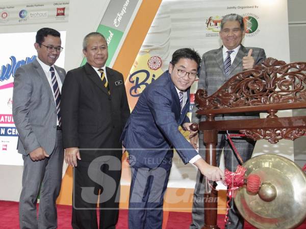 YB Tuan Sim Tze Tzin Timbalan Menteri Pertanian dan Industri Asas Tani memberi ucapan serta merasmikan pelancaran BioUsahawan 2019: Memacu Sektor Agro Yang Moden,Lestari & Berdaya Saing yang diadakan di Pusat Konvensyen Kuala Lumpur. - Foto Sinar Harian oleh ZAHID IZZANI