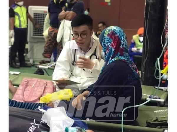 Antara doktor yang bertugas tanpa henti di pusat saringan.