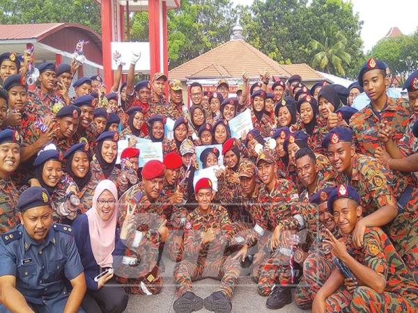  Mohammad Zin (tengah) bersama sebahagian pelajar selepas selesai majlis penutup, semalam.
